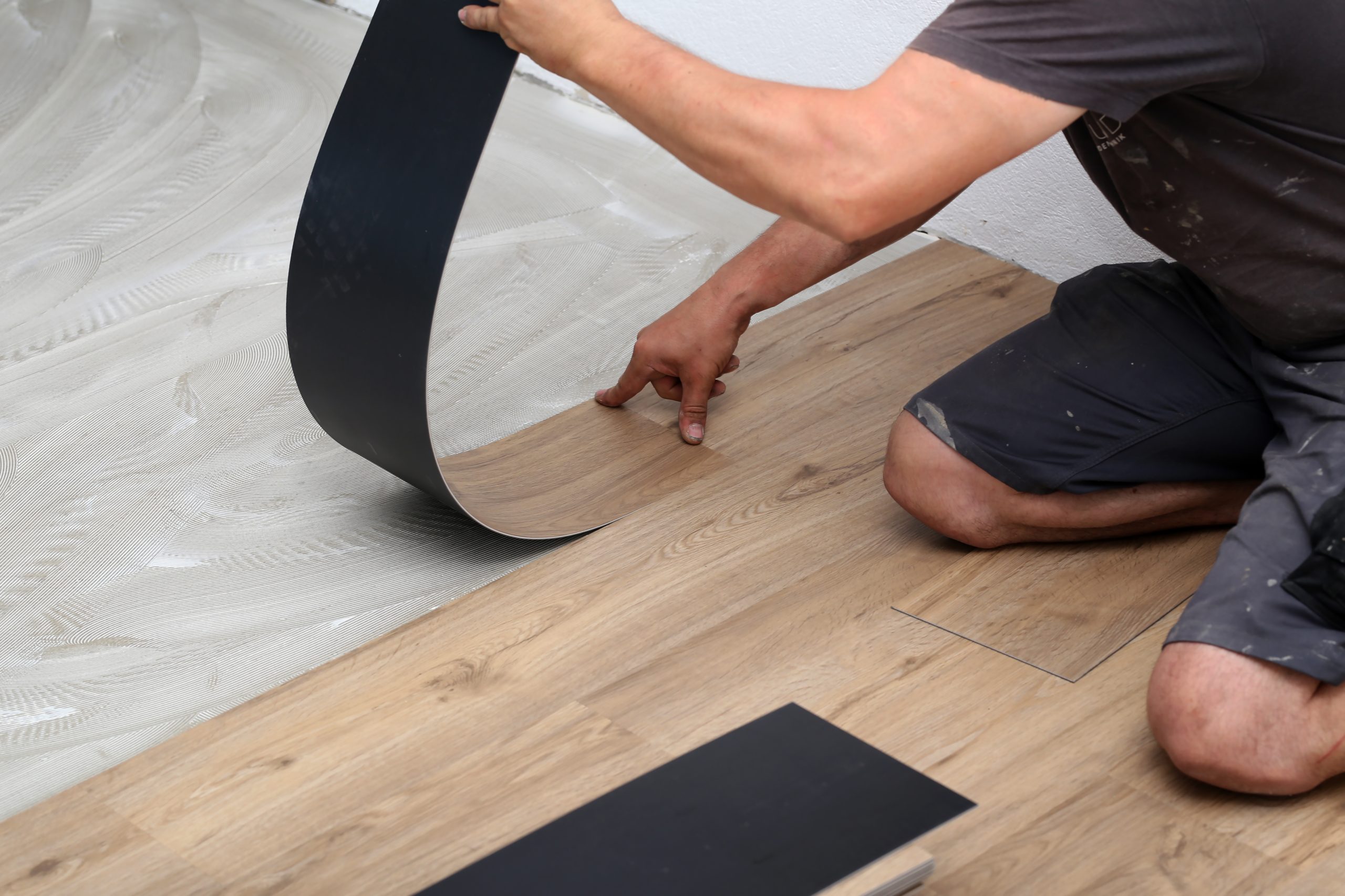 pose de lames LVT et sols PVC